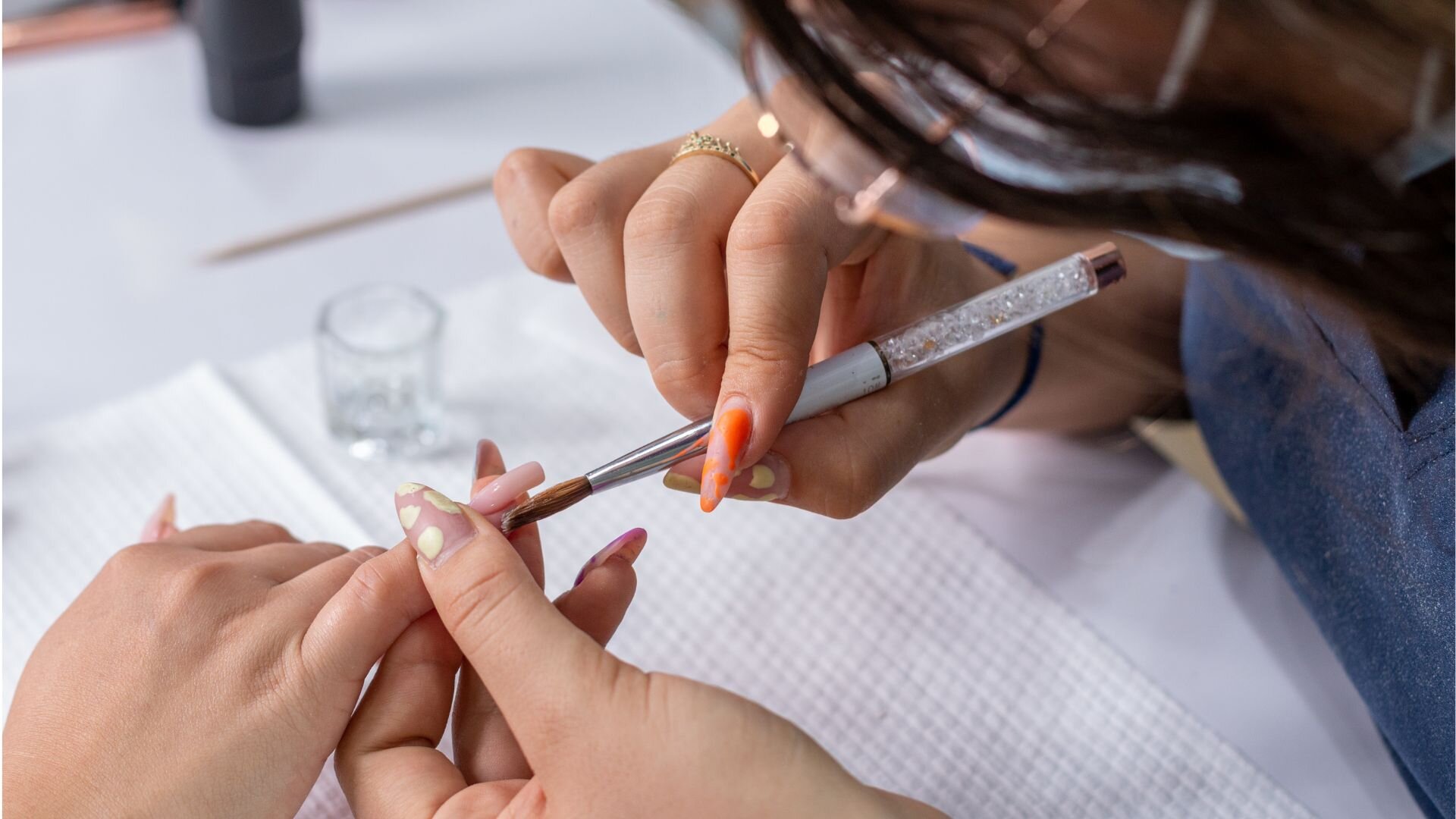 Donna che fa ricostruzione unghie e nail art