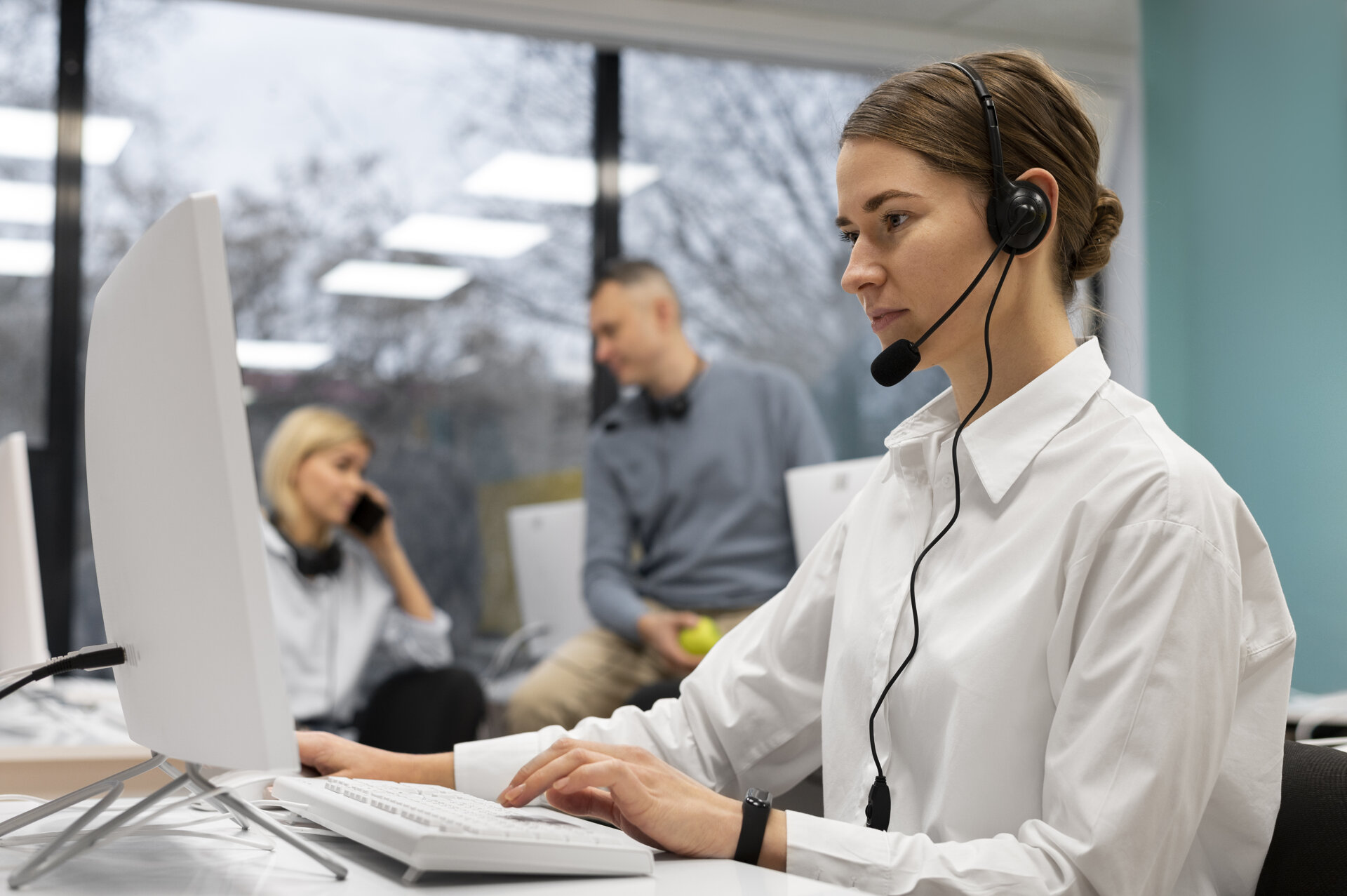 Donna al computer, call center, operatrice outbound 