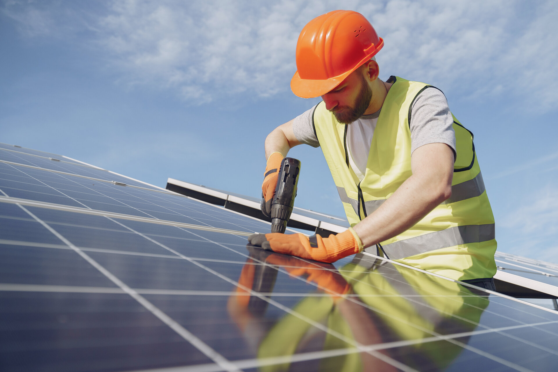Uomo che aggiusta pannello fotovoltaico 